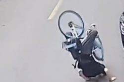 骑行中自动落锁竟因一码多车违投，共享单车为赚钱将用户生命当儿戏？